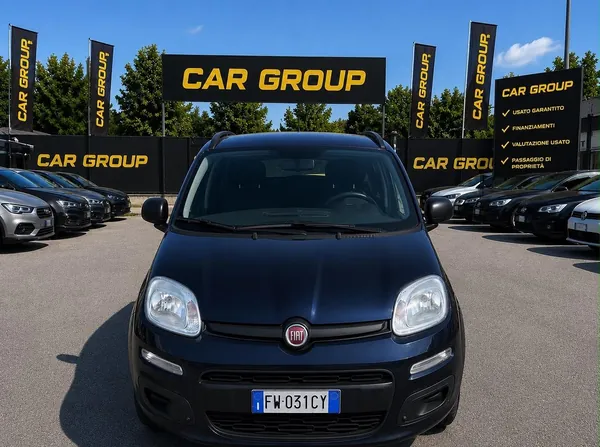 Auto in esposizione davanti alle bandiere Car Group nel piazzale di Roma