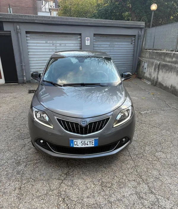 Lancia Ypsilon 1.0 FireFly 5 porte S&S Hybrid Gold usata in vendita a Roma da Car Group